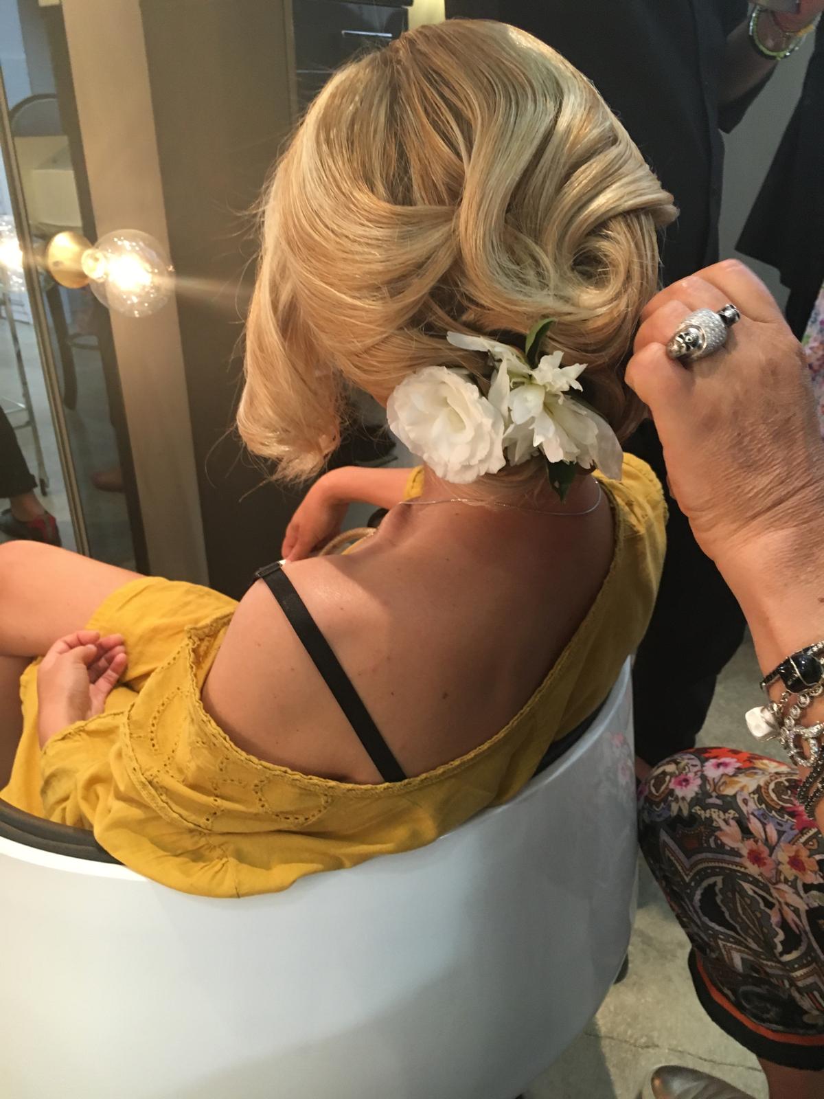 Styling da evento: raccolto morbido con ciocche modellate a mano
