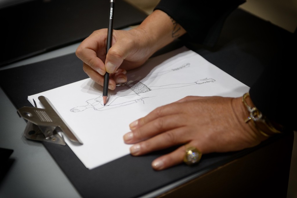 Antonio Tarantino disegna a mano lo sketch di un abito